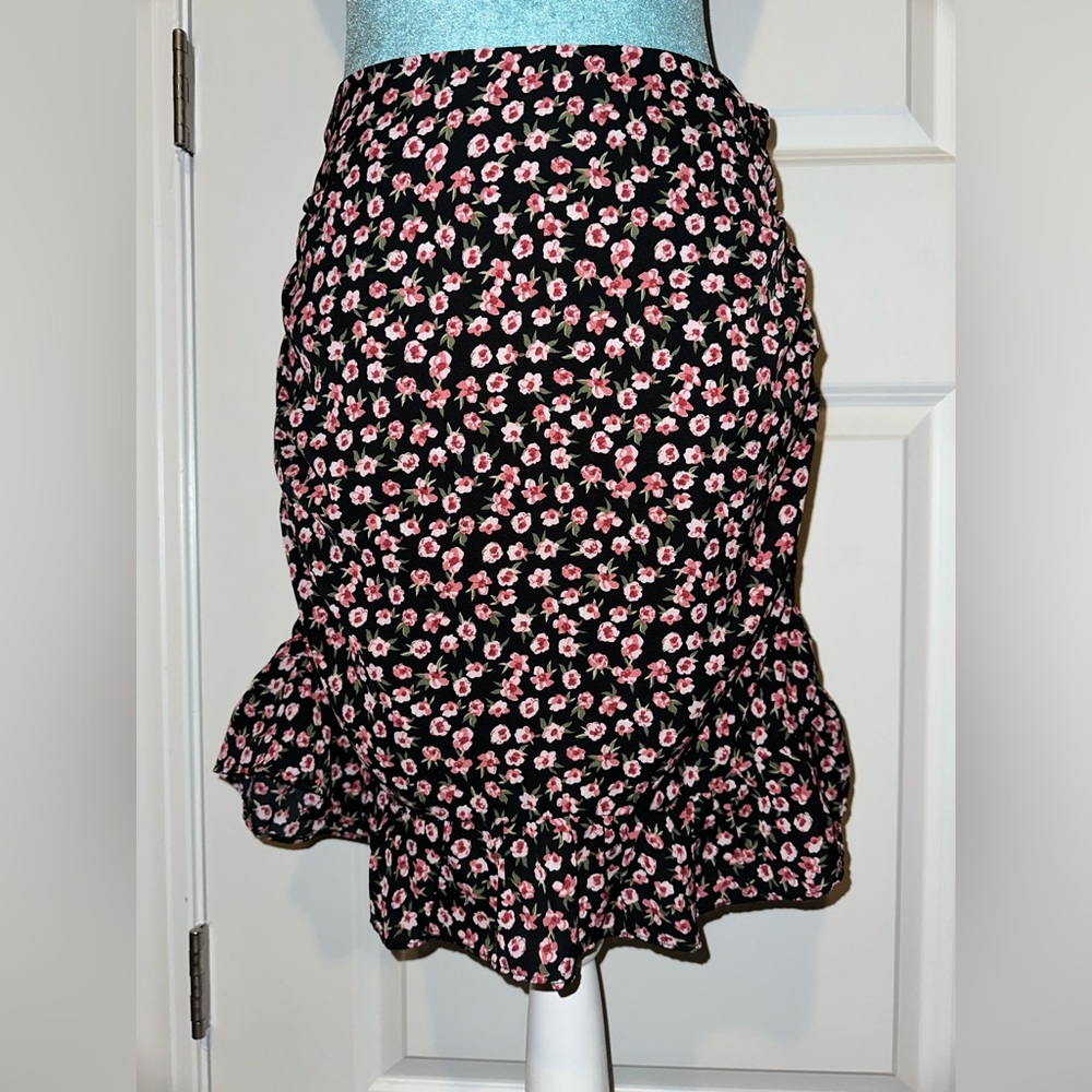 Black floral skirt 🖤💗✨